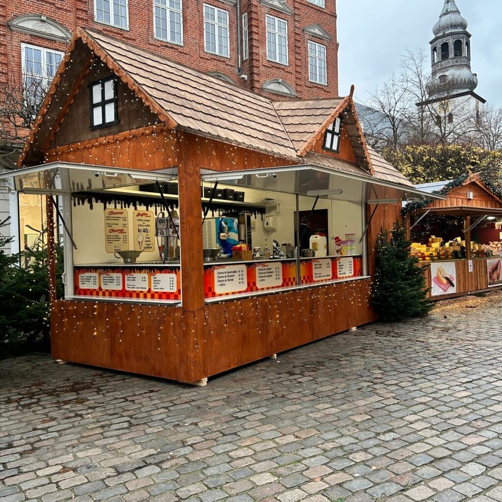 Julemarked boder i vinter udsmykning på brostensbelagt plads.