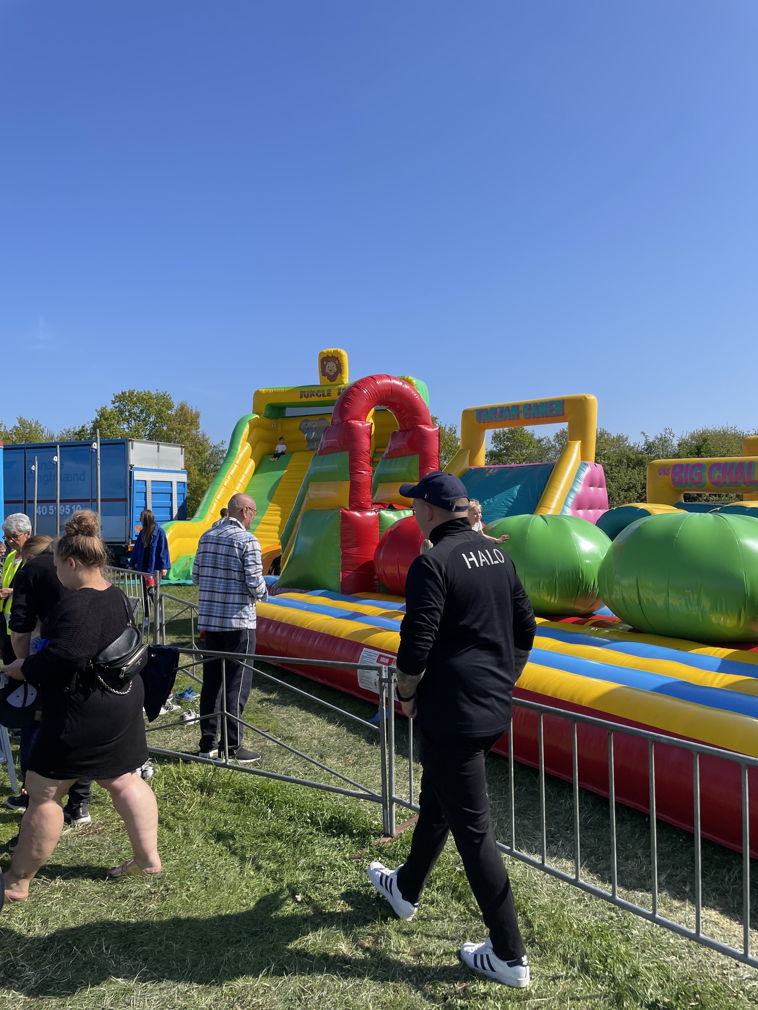 Oppustelig forhindringsbane på udendørs event i solskin