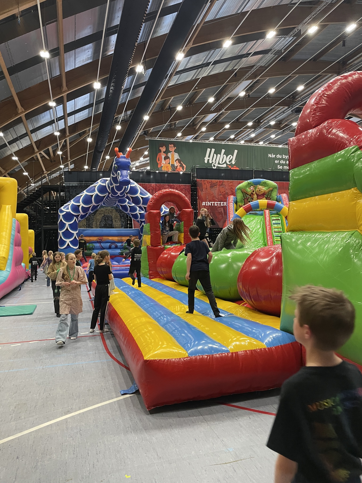 Børn leger på indendørs hoppeborg.